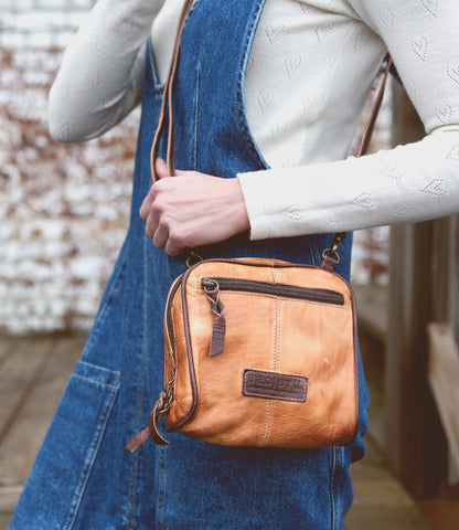 Capture Women's Full-Grain Leather Bag