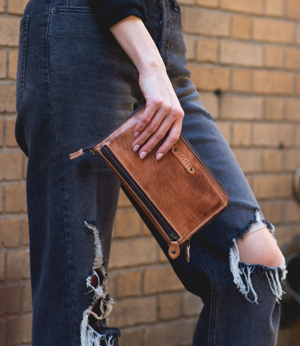 Templeton II Women’s Full-Grain Leather Crossbody Wallet